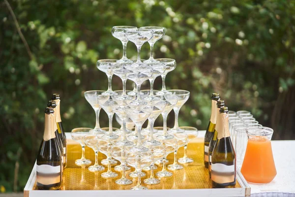 Стеклянный эскиз башни из шампанского с гравировкой в башне на вечеринке — стоковое фото