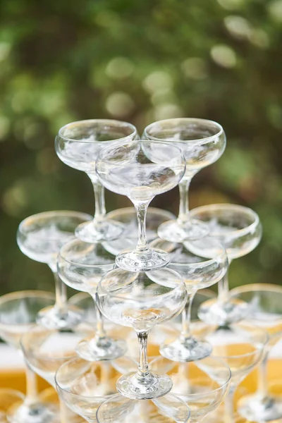 Champagne vidro pirâmide torre esboço gravura de pé em uma torre na festa — Fotografia de Stock