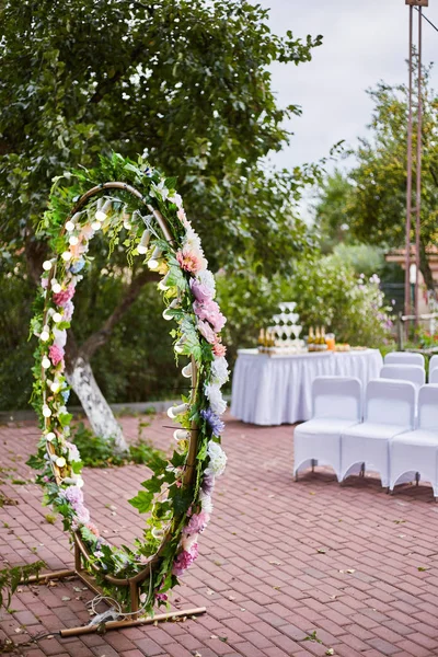 Wedding arch on the street from artificial flowers. Decor wedding celebration. — Stock Photo, Image