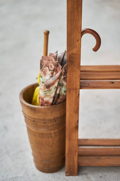 Два сложенных зонта в деревянной корзине — стоковое фото