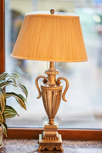 Lâmpada antiga velha no interior. Lampshade de uma velha lâmpada — Fotografia de Stock