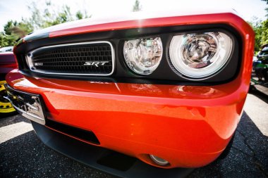 St. Petersburg, Rusya - 26 Haziran 2014: Red Dodge Challenger yakın çekim.