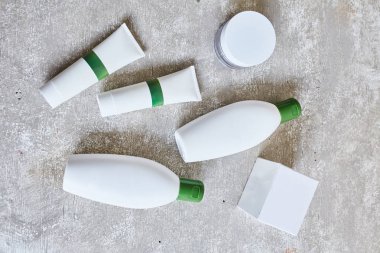 Gri arka planda boş kozmetik tüpler