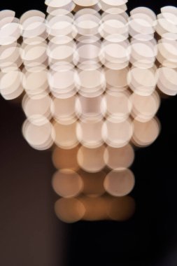 siyah bir arka plan üzerinde soyutlama boke. Bulanık lamba