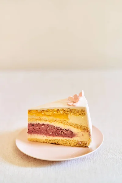 Sweet piece of cake on a plate. A piece of wedding cake. — Stock Photo, Image