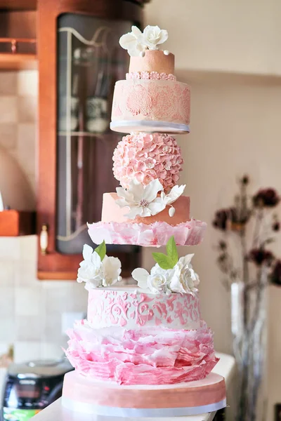 Big layered cake show. Pink cake with white roses — Stock Photo, Image