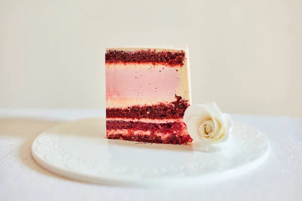 Sweet piece of cake on a plate. A piece of wedding cake. — Stock Photo, Image