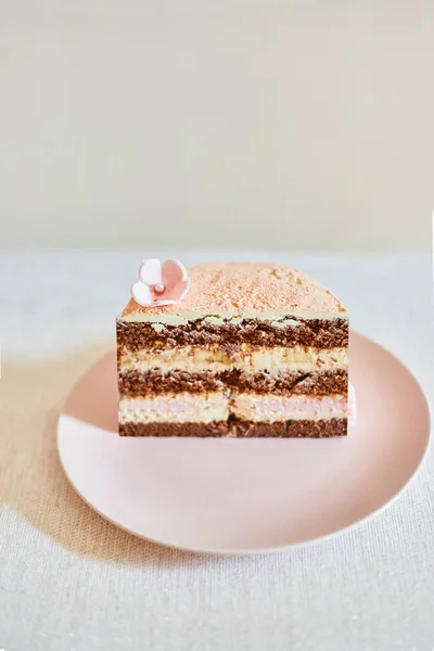 Sweet piece of cake on a plate. A piece of wedding cake. — Stock Photo, Image
