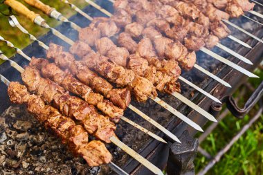 Şiş kebap şişleri ve duman ile sıcak kömürlerin üzerinde