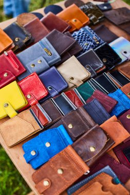 Markette el yapımı çok renkli deri cüzdanlar..