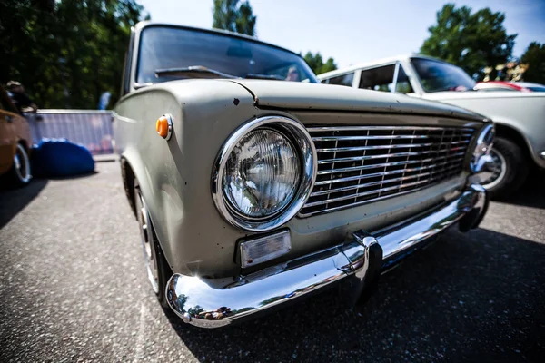 San Petersburgo, Rusia - 26 de junio de 2014: Salón del automóvil. Exposición de automóviles — Foto de Stock