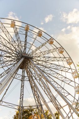 Dönme dolap. Eğlence parkı. Dönme dolaplar.