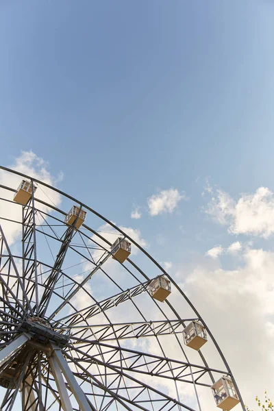 Rueda de la fortuna. Parque de atracciones. Cabinas de ruedas Ferris — Foto de Stock