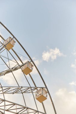 Dönme dolap. Eğlence parkı. Dönme dolaplar.