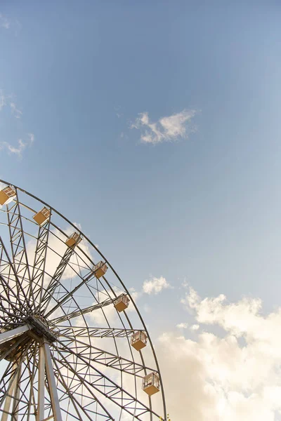 Rueda de la fortuna. Parque de atracciones. Cabinas de ruedas Ferris — Foto de Stock