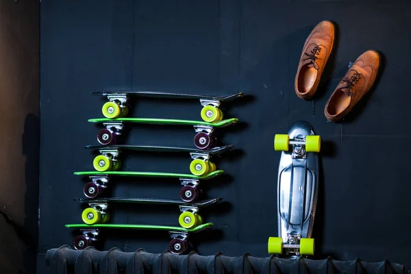 Er staat een stapel skateboards tegen de muur — Stockfoto