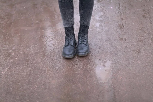 Жіночі ноги в чорних чоботях крупним планом — стокове фото