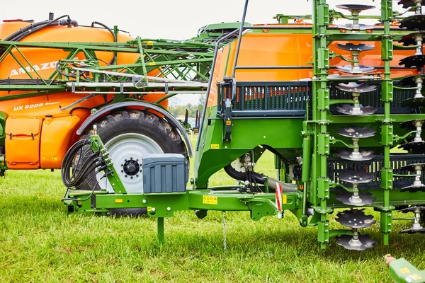 Kaliningrado, Rússia - 3 de agosto de 2019: Exposição de Tecnologia Agrícola. Festival "Campo Báltico". Tractores e máquinas agrícolas — Fotografia de Stock