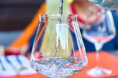 Masadaki şişeden arındırılmış taze su dök.