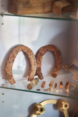 Askeri müze sergileri. 2. Dünya Savaşı 'ndan kalma eşyalar bulundu.