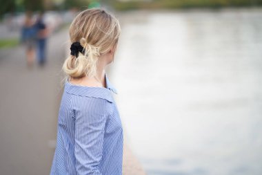 Moskova, Rusya - 09 Ağustos 2019: Bir kız Moskova seti boyunca yürüyor