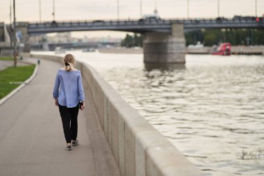 Moskova, Rusya - 09 Ağustos 2019: Bir kız Moskova seti boyunca yürüyor