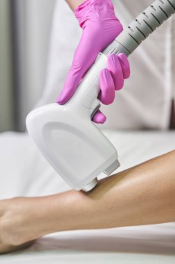 Lazer tüy temizleme seansında genç bir kız. Lazer Saç Temizleme Kabinesi