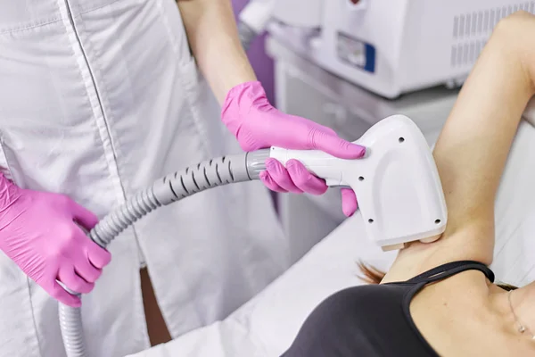 Gadis muda pada sesi laser rambut. Lemari Penghapusan Rambut Laser — Stok Foto