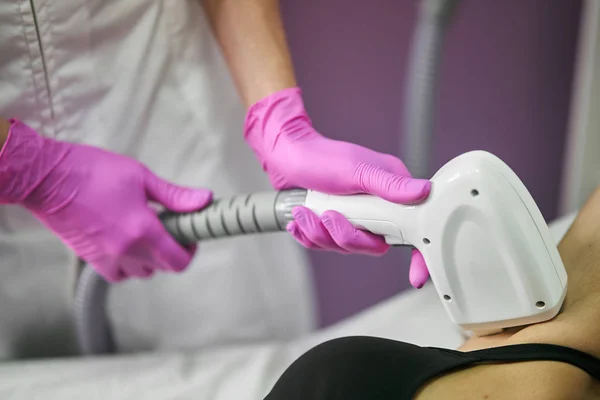 Gadis muda pada sesi laser rambut. Lemari Penghapusan Rambut Laser — Stok Foto