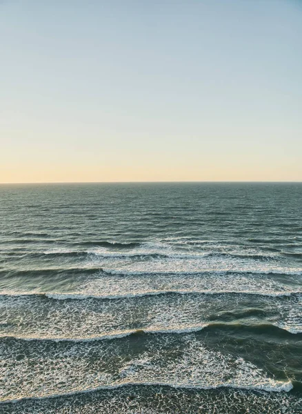 Puesta de sol en el Mar Báltico. Vista desde el acantilado. Región de Kaliningrado —  Fotos de Stock