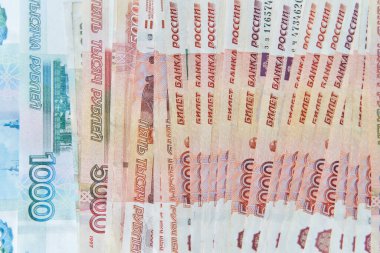 Rusya 'ya para yatırıyorum. Rus rublesinin beş bin ve bin banknota yakın çekimi. Finans kavramı.