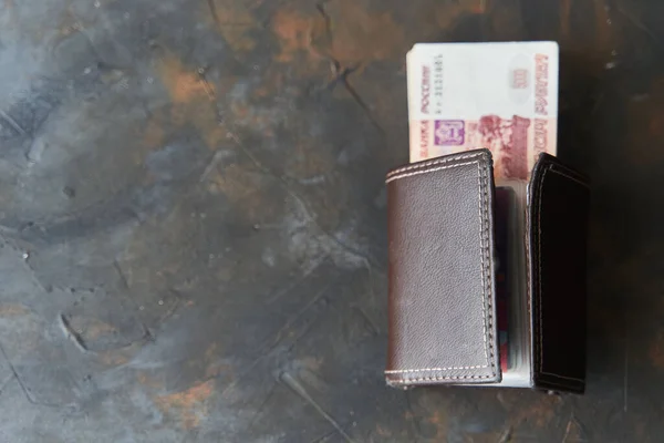 Russische roebel. Vijfduizendste biljetten steken uit de portemonnee. — Stockfoto