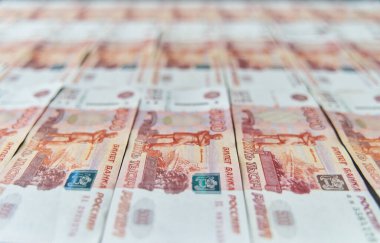 Rus rublesinin beş bin ve bin banknota yakın çekimi.. 