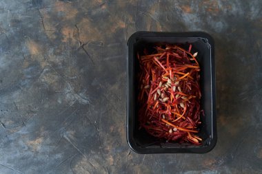 Pancar ve havuçlu diyet salatası. Sağlıklı beslenme. Kilo vermek için diyet. Plastik kaplarda sağlıklı yemek teslimatı. Boşluğu kopyala