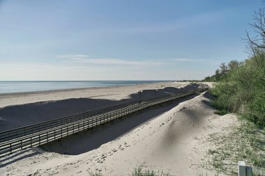 Yantarniy Sahili 'ndeki tahta kaldırım. Mavi bayrağı olan bir sahil. Kalininingrad bölgesi
