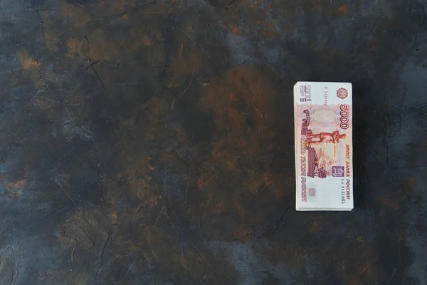 러시아 루블. 어두운 배경에 천 번째 지폐가 쌓여 있습니다. 문자를 위한 장소. 복사 공간 — 스톡 사진