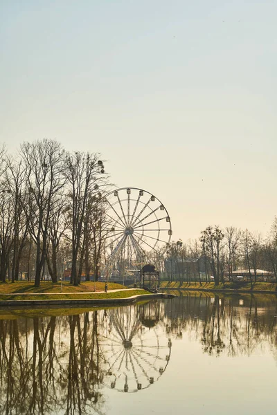 Una noria en el parque. Parque de Kaliningrado Juventud — Foto de Stock