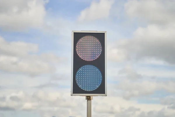 Lumina de trafic cu două culori pe un fundal albastru — Fotografie, imagine de stoc