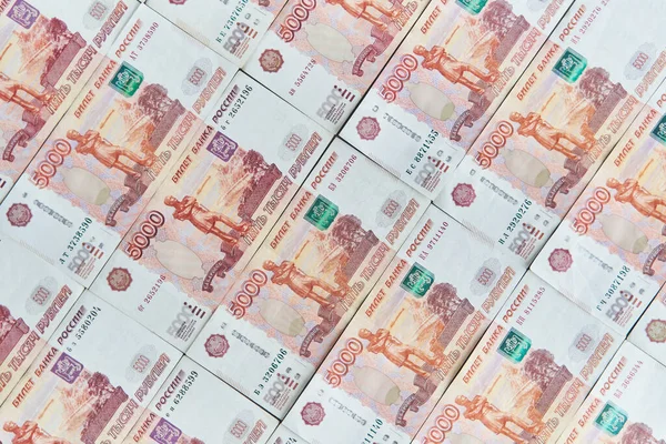 Dinheiro na Rússia. Close-up de rublos russos em cinco mil e mil notas. Conceito financeiro . — Fotografia de Stock