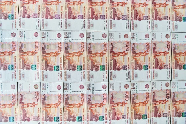러시아에 있다. 러시아 루블을 클로즈업 해서 5, 000 장과 1, 000 장의 지폐로 만들었습니다. 금융 개념. — 스톡 사진