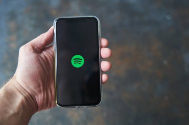 Kaliningrad, Rusya - 08.08.2020: Modern akıllı telefondaki uygulama simgesini kaşıkla. Telefonunuzda Spotify uygulaması başlatılıyor