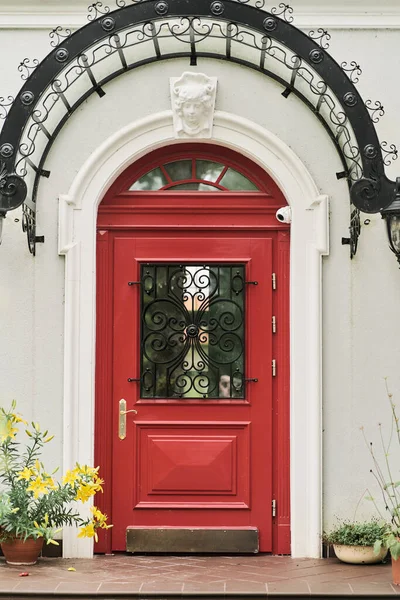 La magnífica puerta roja de una casa británica. —  Fotos de Stock