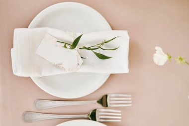 Bir etkinlik ya da düğün resepsiyonu için masa hazır..