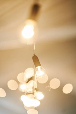 Açık hava partisinde ampul dekoru