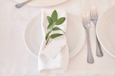 Bir etkinlik ya da düğün resepsiyonu için masa hazır..