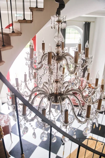 Antigua lámpara de araña de lujo en el interior. Lámpara de diseño —  Fotos de Stock