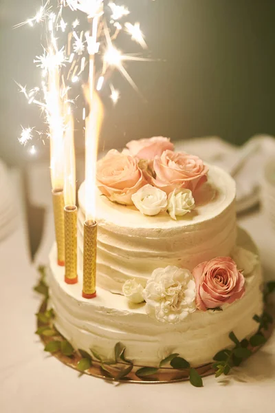 Tarta de boda blanca con velas encendidas en la celebración de la boda de cerca —  Fotos de Stock