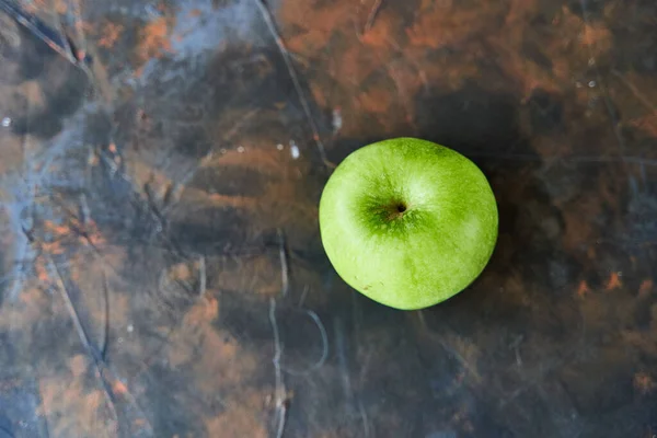 Manzana fresca verde sobre un fondo oscuro. Copiar espacio — Foto de Stock