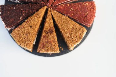 Beyaz arkaplanda pasta üstü görünümü.