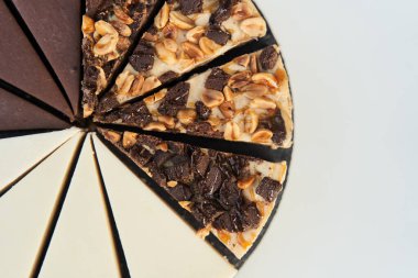 Beyaz arkaplanda pasta üstü görünümü.